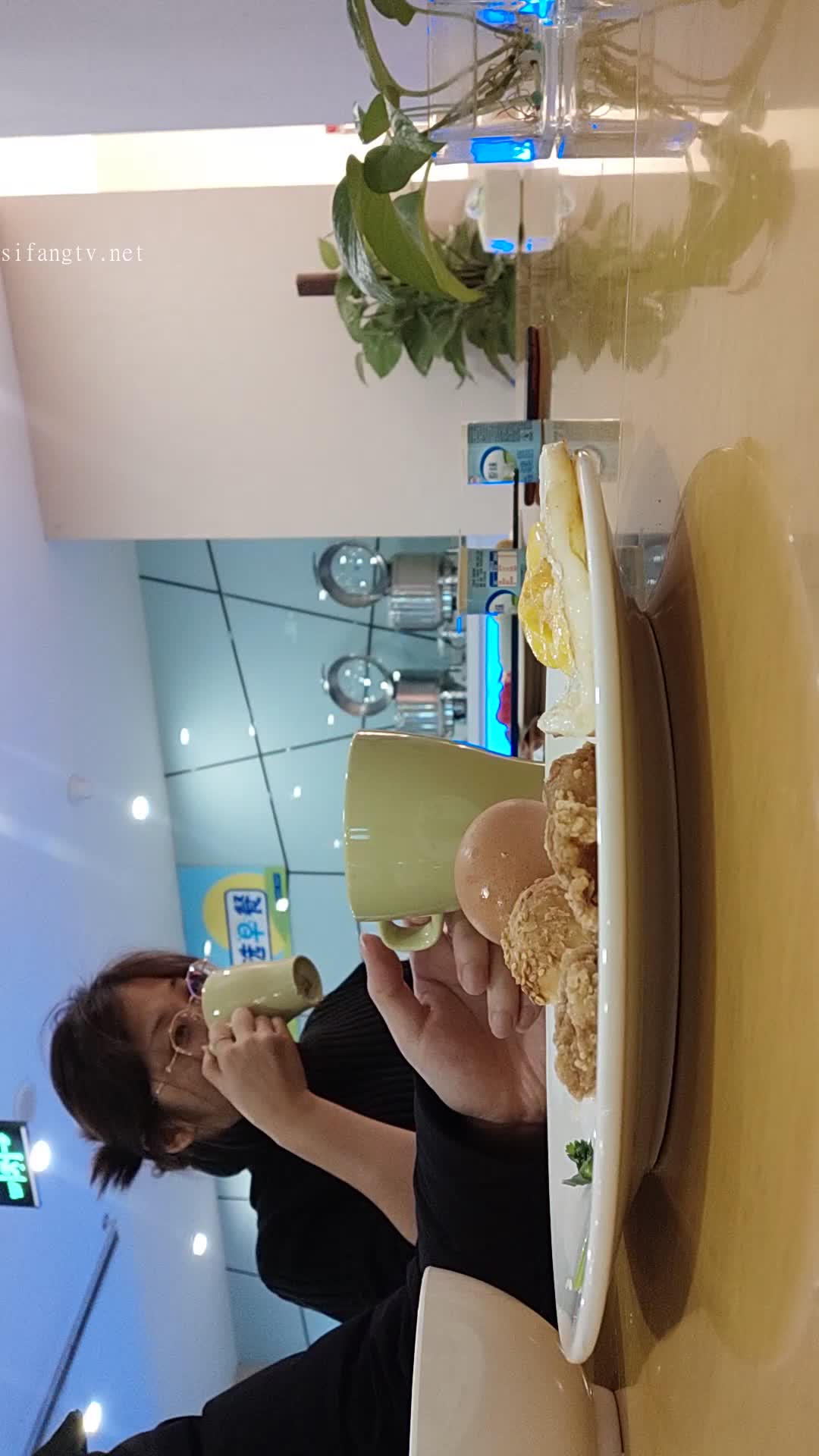 胡子大叔酒店约炮大二学妹⭐先去吃个饭再去啪啪⭐动作太激烈把妹子屎都要干出来了要上厕所完美露脸.