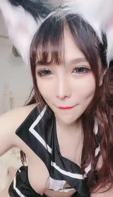 可爱装扮妹子露脸道具自慰，模特身材，塞肛塞，大黑道具自慰大蝴蝶刺激阴蒂，疯狂插穴