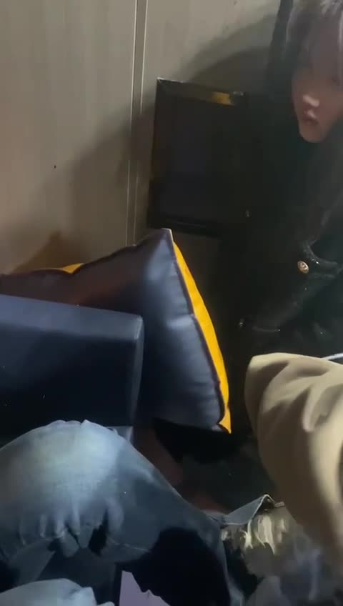 青海西宁纹身小太妹泡了闺蜜的男友公寓酒店 里遭多人扒光衣服用棍子插下体,还让男生去摸她逼,弄的一手血