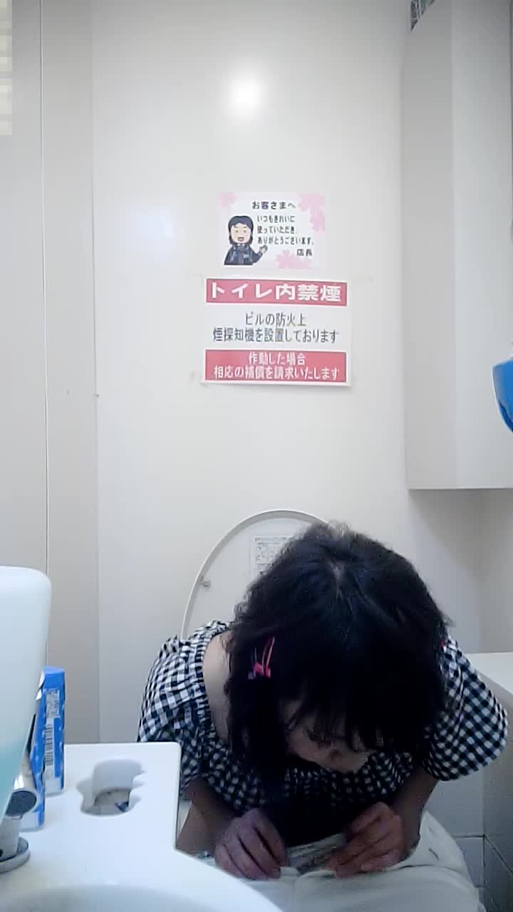 商场女厕全景偷拍多位妆容精致的小舅舅家