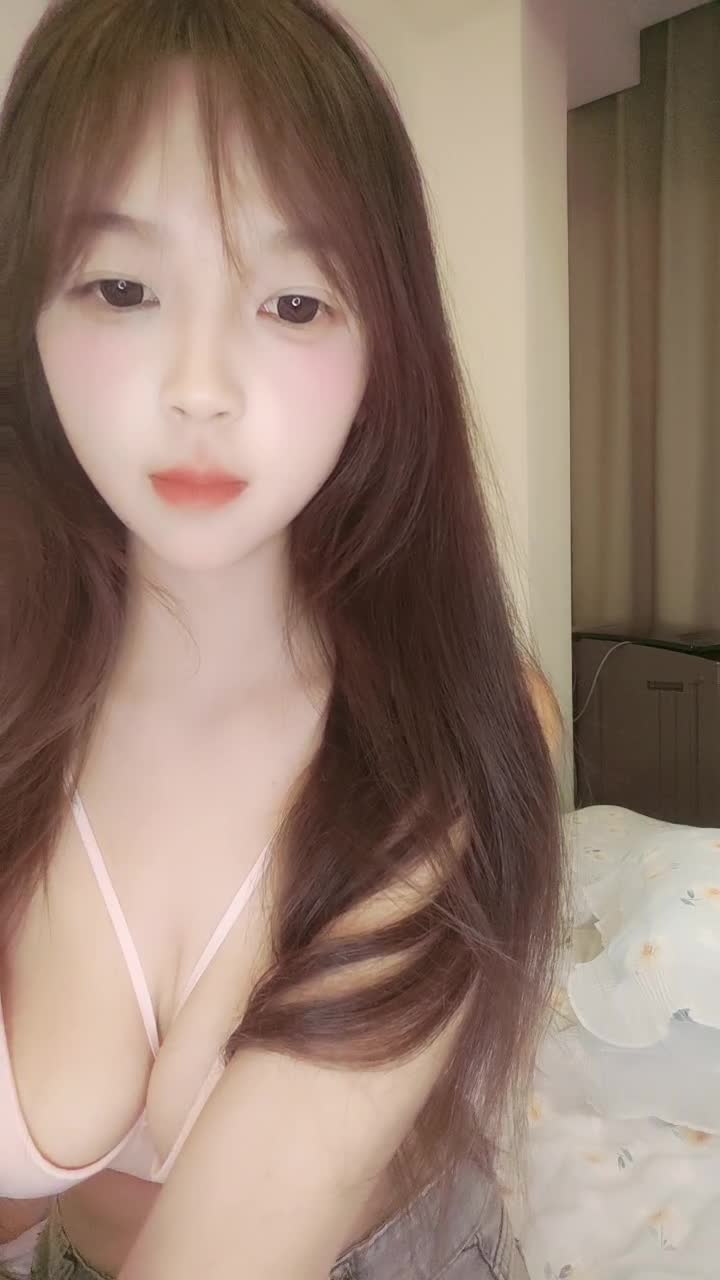 清纯新人美少女！近期下海小尺度！美乳极品嫩穴，翘起双腿看穴，紧致小穴，让人欲罢不能