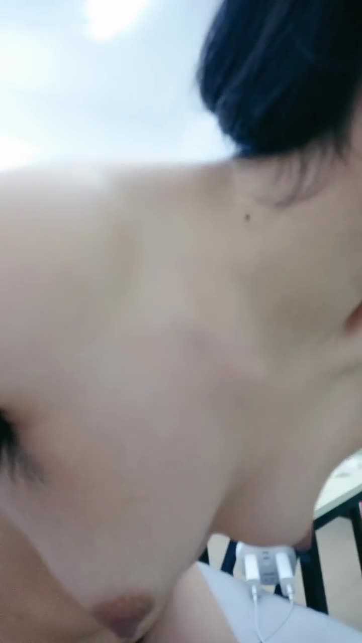 邻家妹子，露脸特写主动掰穴，极品蝴蝶逼很粉嫩，上帝视角一只大鲍鱼