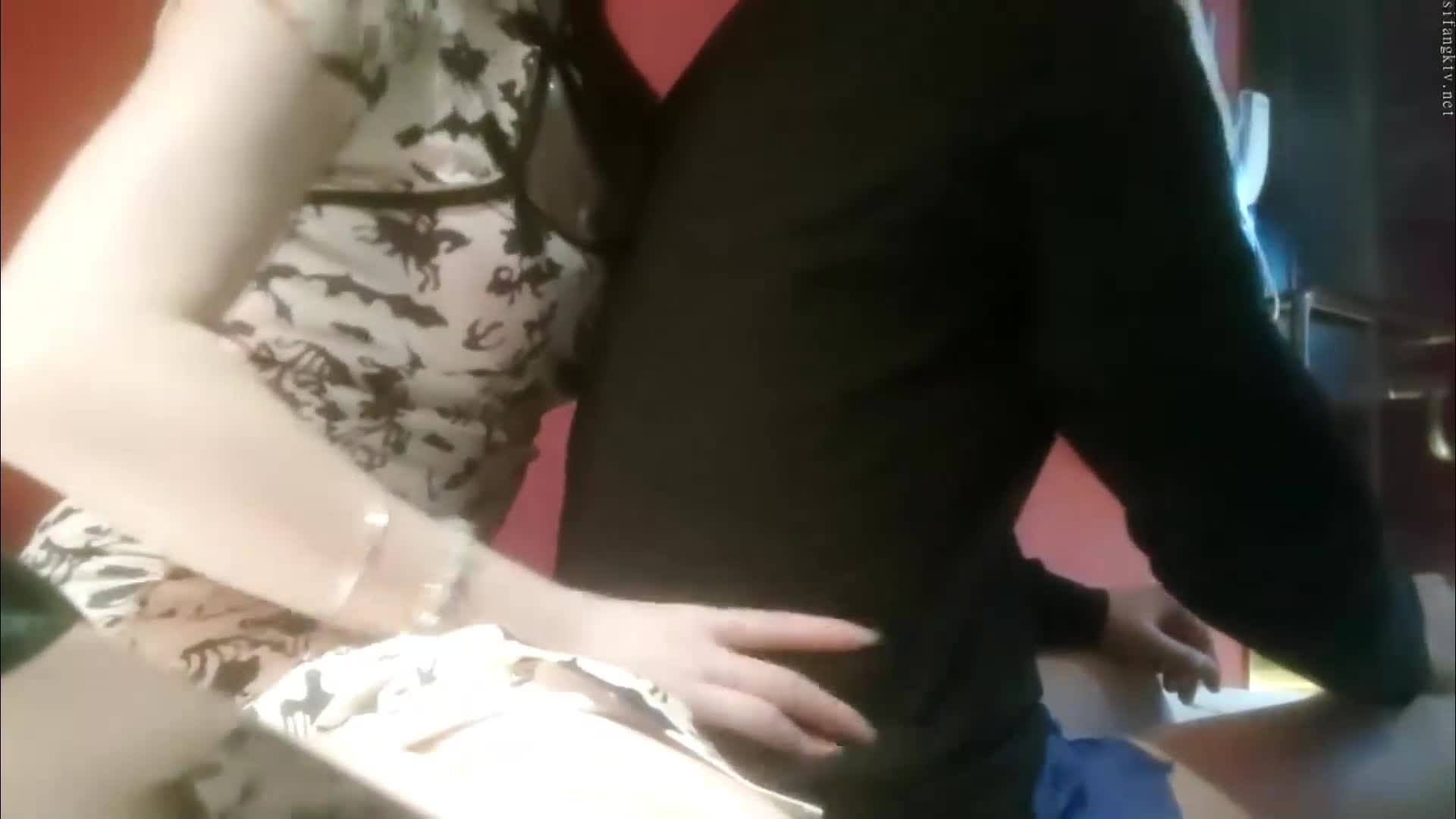 最新 两集！能让足浴大神多次光顾的甜美高颜值大胸妹，各种挑逗，熟了可以打飞机随意乱摸，大奶子手感肯定好