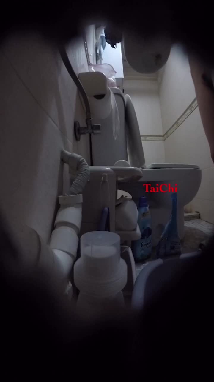 姐姐闺蜜来家串门⭐听说晚上还要在这里留宿⭐赶紧暗藏摄像头偷拍她洗澡