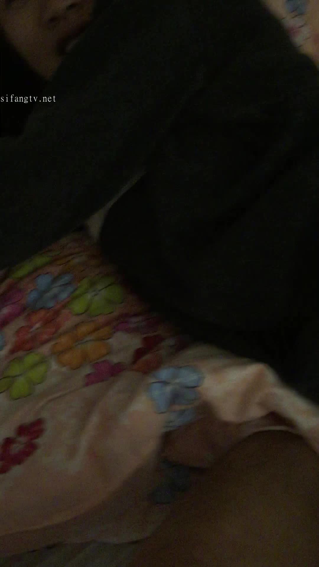 年轻少妇酒店和相好的幽会“哥，你怎么这么厉害呢”完美露脸