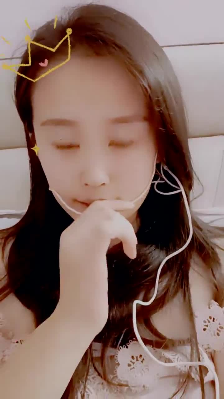 2024年4月最美哺乳期宝妈【哺乳期】为了生活下海~直播挤乳汁!湿哒哒，小少妇颇有几分姿色 (4)