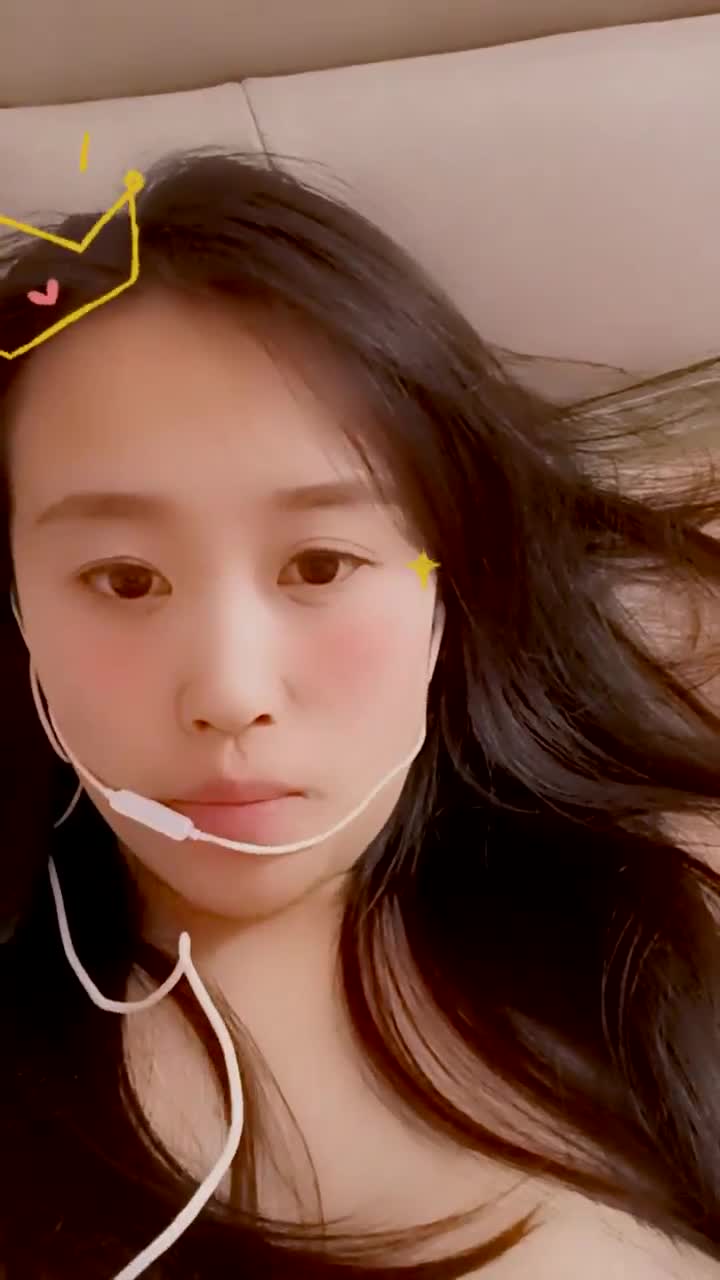 2024年4月最美哺乳期宝妈【哺乳期】为了生活下海~直播挤乳汁!湿哒哒，小少妇颇有几分姿色 (10)