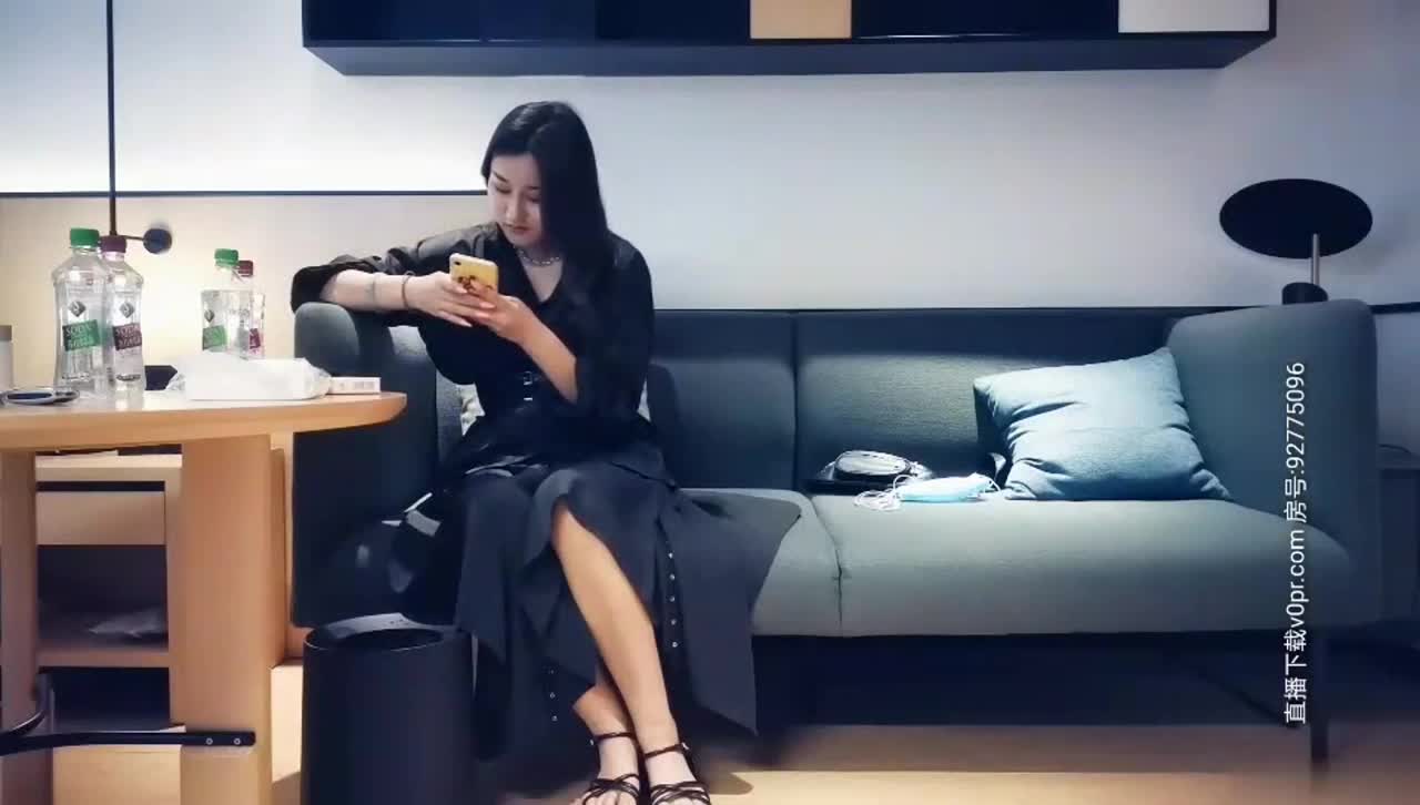 【李总探花】性感黑衣长裙妹子，舌吻摸逼调情一番洗完澡穿着衣服口交，后入大力猛操呻吟