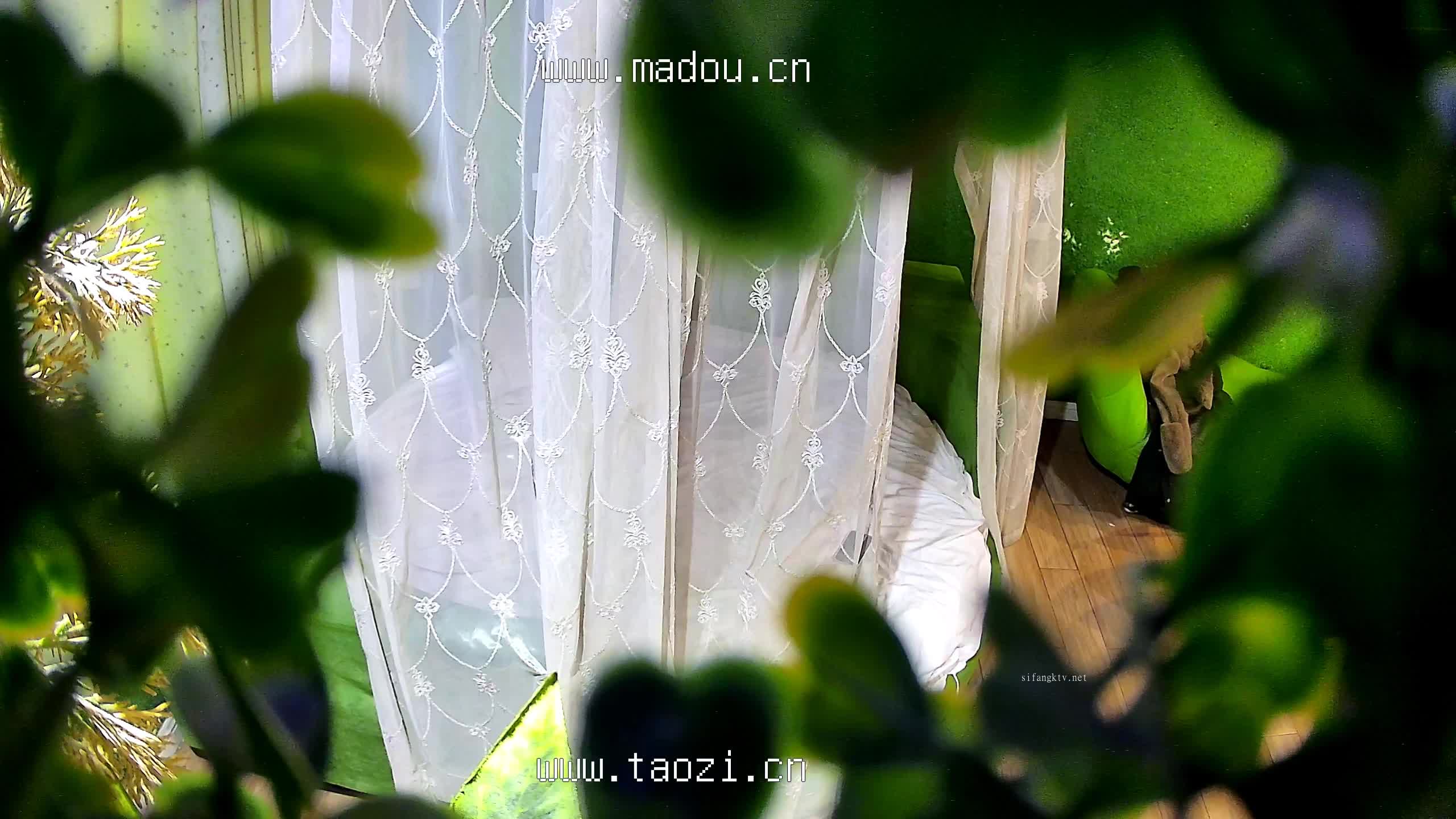 【酒店偷拍】校园系列寒假回家前，学生情侣再来一炮，身材苗条奶子不小，浓情蜜意狂草女友高潮中 (1)