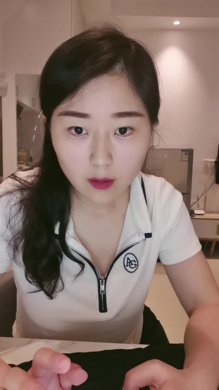 气质尤物美御姐，来玩姐姐的骚逼，从下往上视角，假屌抽插骚穴，翘起大肥臀，极度风骚