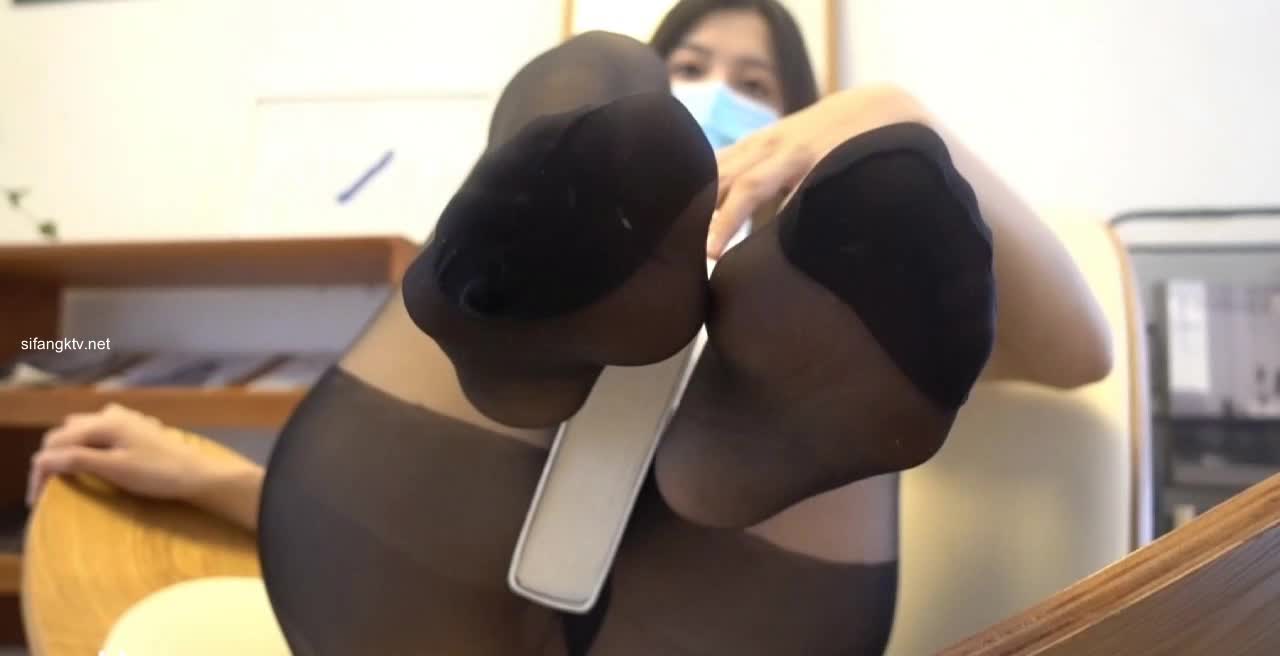 高价自购，学生控、臀控、丝袜控的摄影大师【rosi】私拍，漂亮艺校舞蹈生透明丝袜内内露毛骆驼趾一字马 (15)
