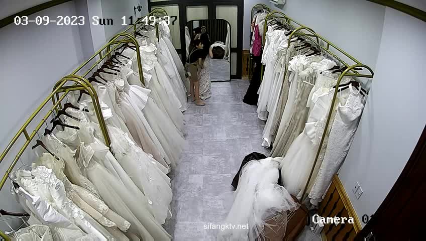 ★十二月最新流出【 破解摄像头】婚纱摄影店 多位新娘试婚纱新流出【 破解摄像头】婚纱摄影店 多位新娘试婚纱 (11)