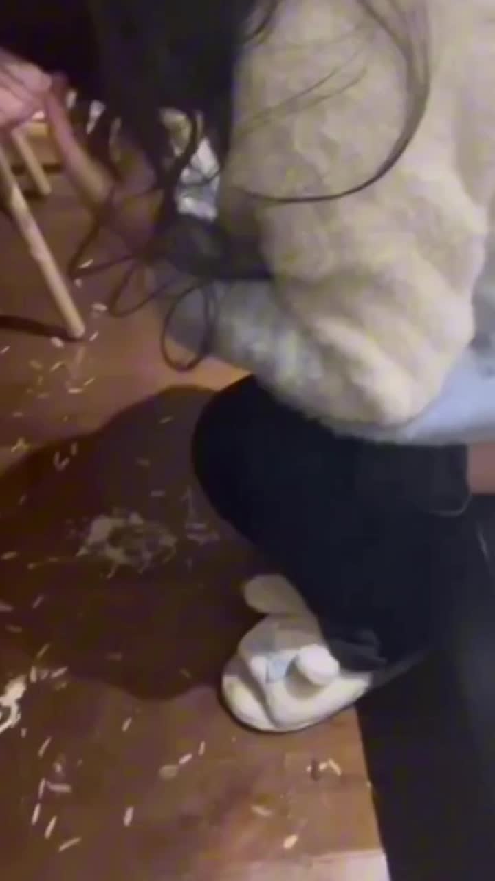 校园霸凌 - 可怜胖妹被男女同学强迫脱光衣服喝马桶水,喝的恶心吐了一地还强迫她吃掉