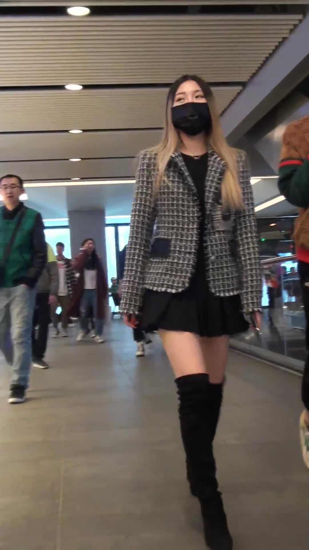 美女如云正街大神极限抄底超多气质小姐姐裙内，各种性感内裤骚丁超级养眼