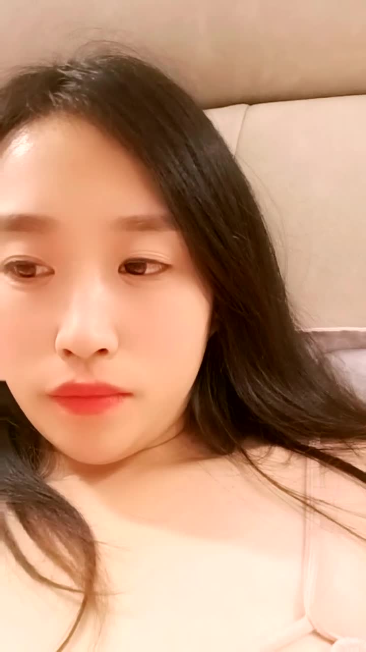 2024年4月最美哺乳期宝妈【哺乳期】为了生活下海~直播挤乳汁!湿哒哒，小少妇颇有几分姿色 (8)