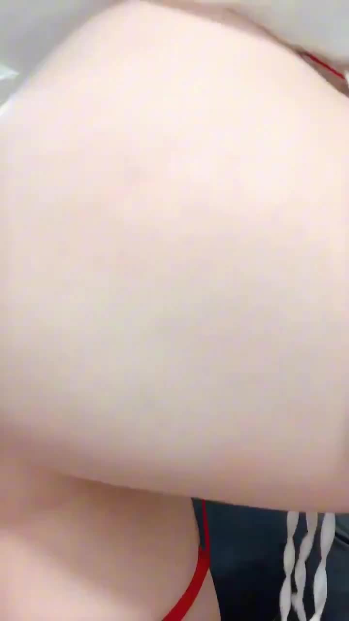 极品名器 尤物颜值女神！秀一波，脱光光翘起美臀，玩弄小穴一线天 适合舔穴