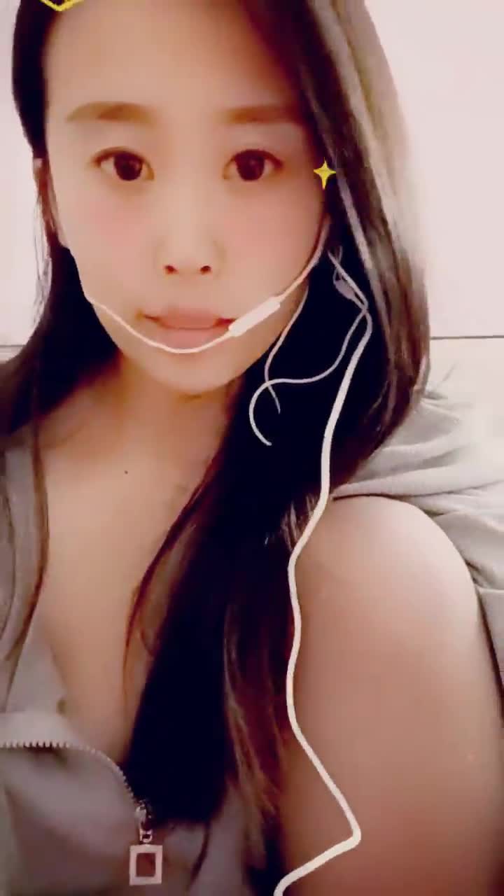 2024年4月最美哺乳期宝妈【哺乳期】为了生活下海~直播挤乳汁!湿哒哒，小少妇颇有几分姿色 (7)
