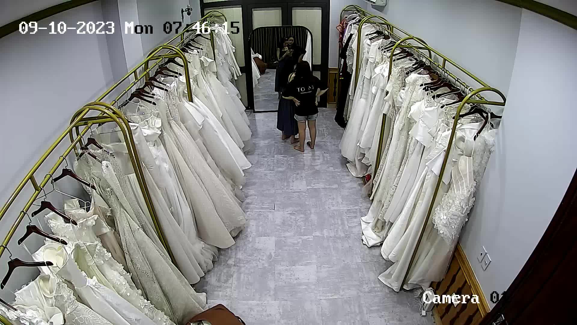 ★十二月最新流出【 破解摄像头】婚纱摄影店 多位新娘试婚纱新流出【 破解摄像头】婚纱摄影店 多位新娘试婚纱 (1)