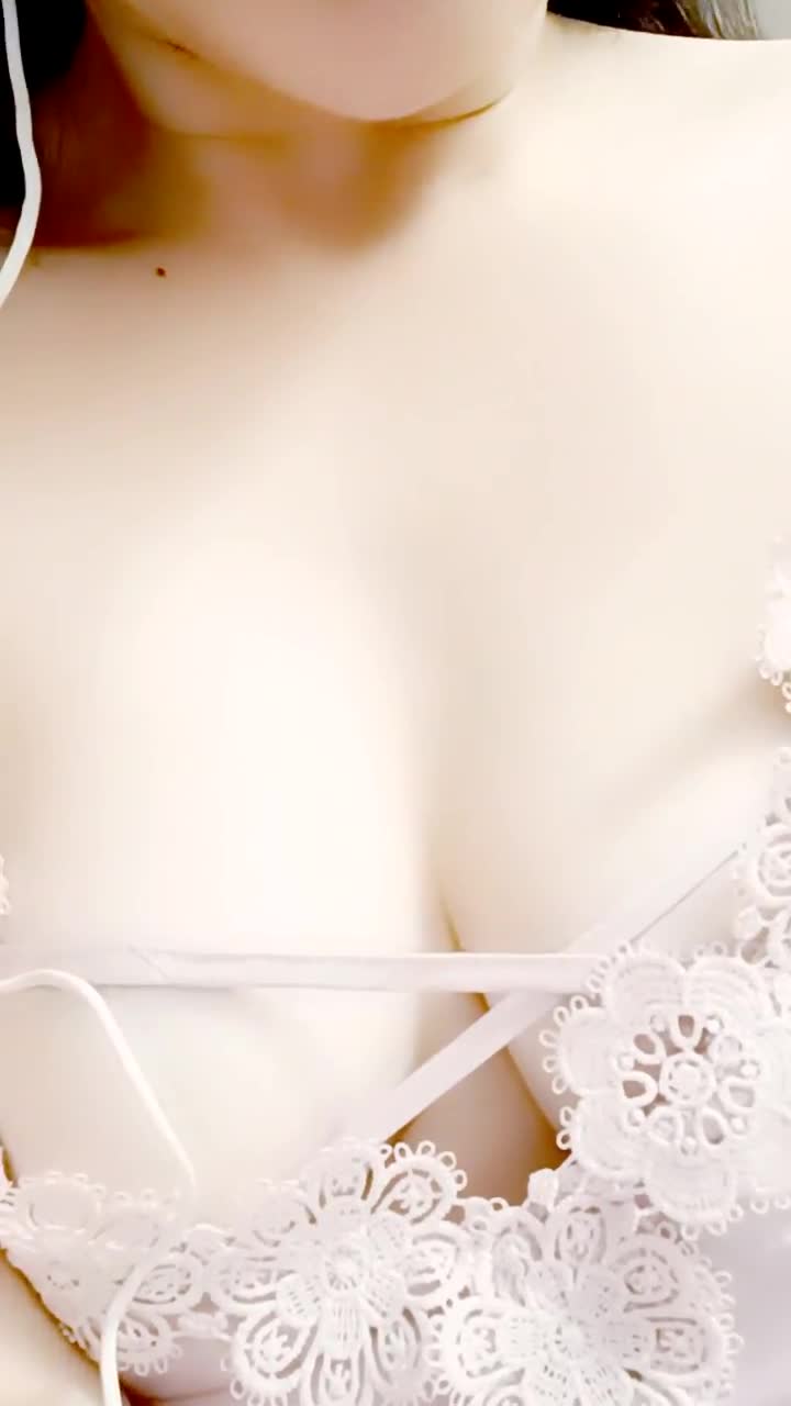 2024年4月最美哺乳期宝妈【哺乳期】为了生活下海~直播挤乳汁!湿哒哒，小少妇颇有几分姿色 (5)