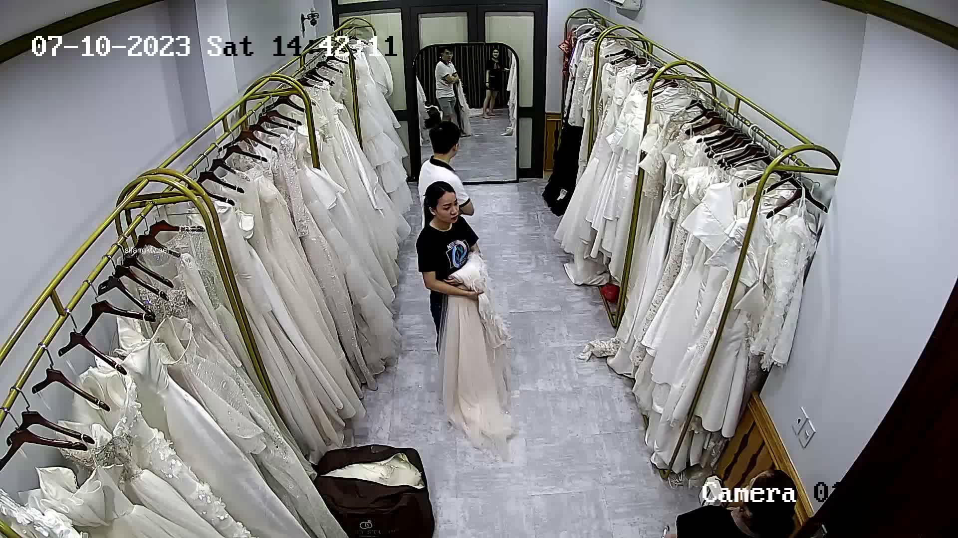 ★十二月最新流出【 破解摄像头】婚纱摄影店 多位新娘试婚纱新流出【 破解摄像头】婚纱摄影店 多位新娘试婚纱 (3)
