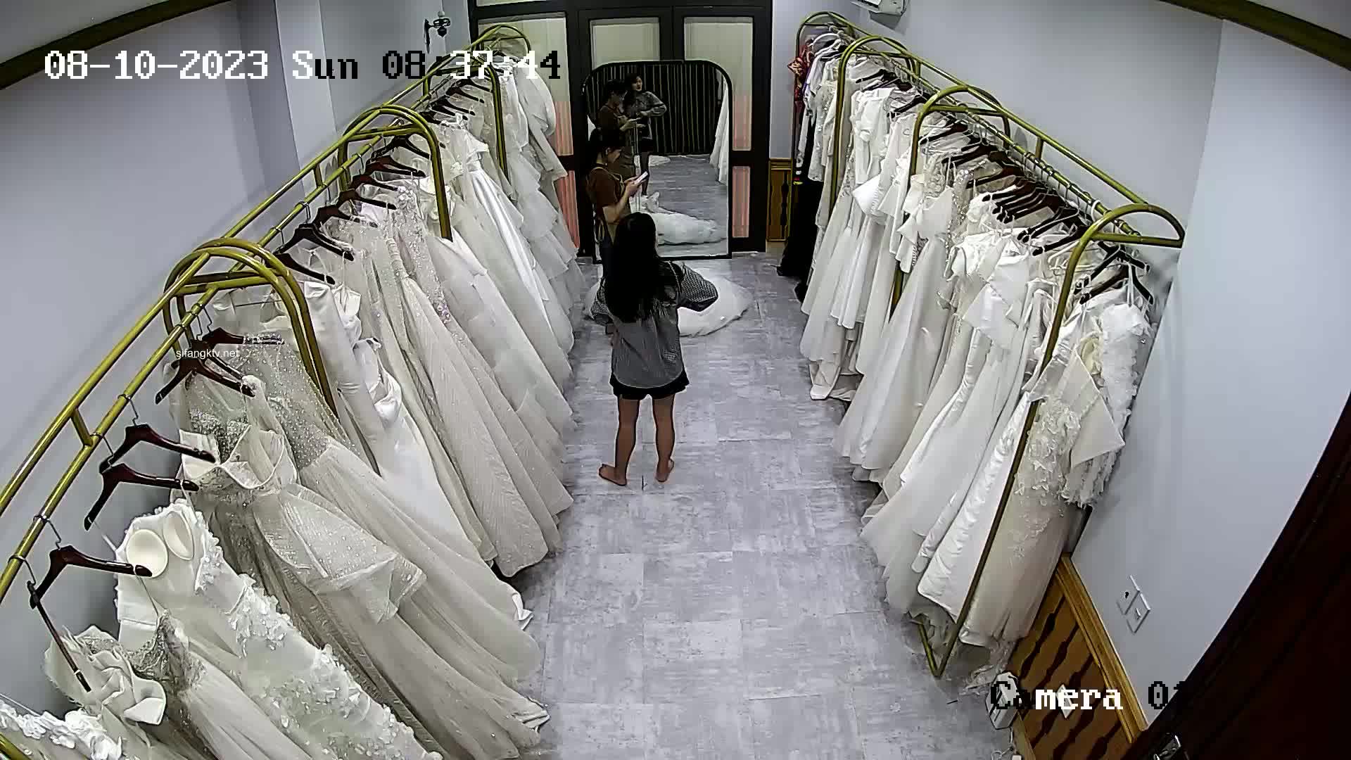 ★十二月最新流出【 破解摄像头】婚纱摄影店 多位新娘试婚纱新流出【 破解摄像头】婚纱摄影店 多位新娘试婚纱 (5)
