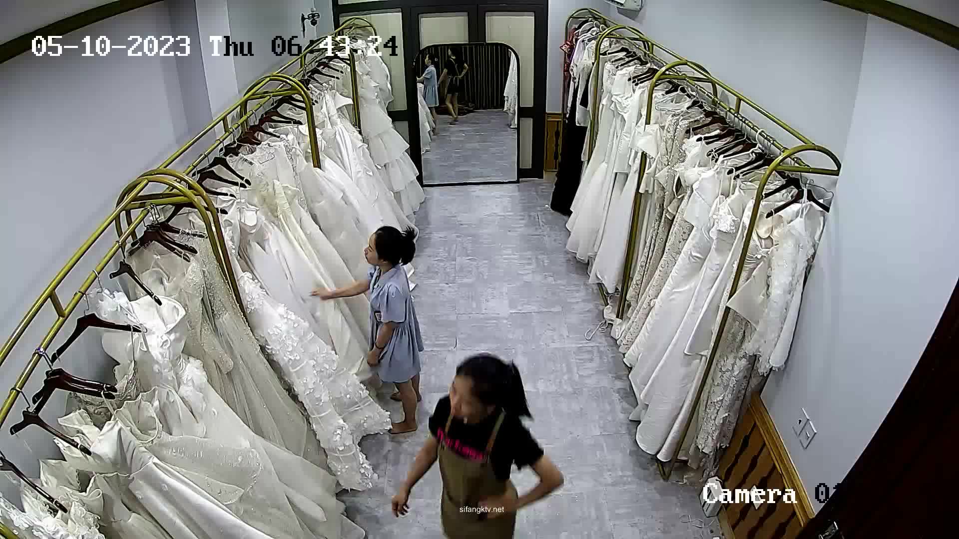 ★十二月最新流出【 破解摄像头】婚纱摄影店 多位新娘试婚纱新流出【 破解摄像头】婚纱摄影店 多位新娘试婚纱 (7)