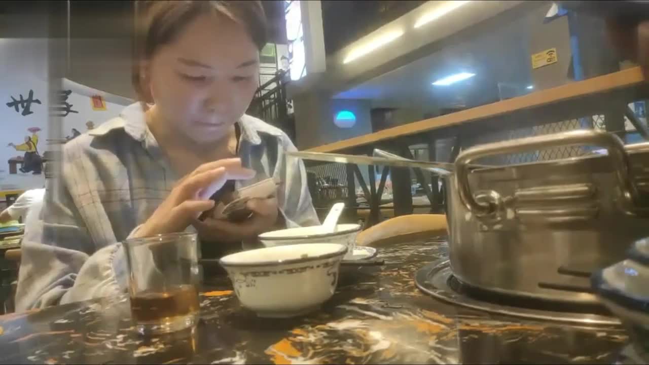 珠宝行业良家少妇网聊奔现，吃完饭带去酒店强行推倒拔掉裤子往死里操