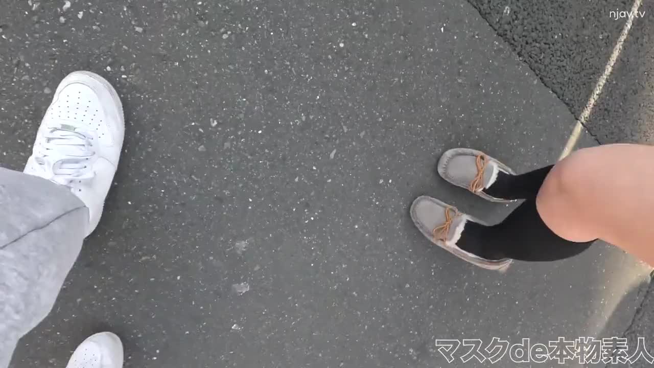 番号:FC2-PPV-4352001    发行日期: 2024-03-22标题：18岁，巨乳漂亮！ - -！ - - G罩杯，全脸，大学一年级，皮肤白皙，皮肤丝滑！ - -！ - - 躲在行李箱的阴影里，为所欲为！ - - 站在后面可以看到火车的全景！ - -！ - - 户外暴露、户外性爱、中出个人拍摄原创第413人