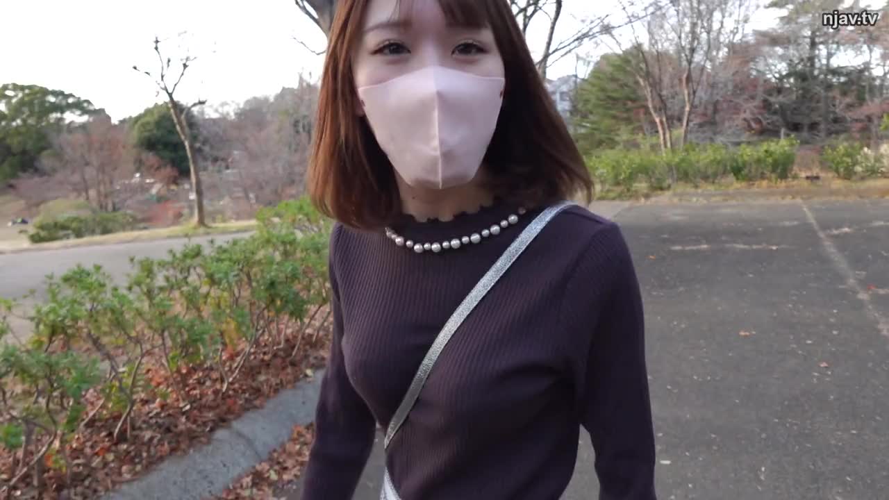 番号:FC2-PPV-4380444     发行日期: 2024-04-12标题：第一次拍摄照片和露脸！ - -！ - - 限时3天！ - -！ - - 丝袜陷进去的F罩杯接待员，是个享受快乐的时候无论在哪里都会流水的变态女人！ - -！ - -！ - -！ - - 摇晃她的大奶子并接受巨大的喷射洪水，她连续射精两次！