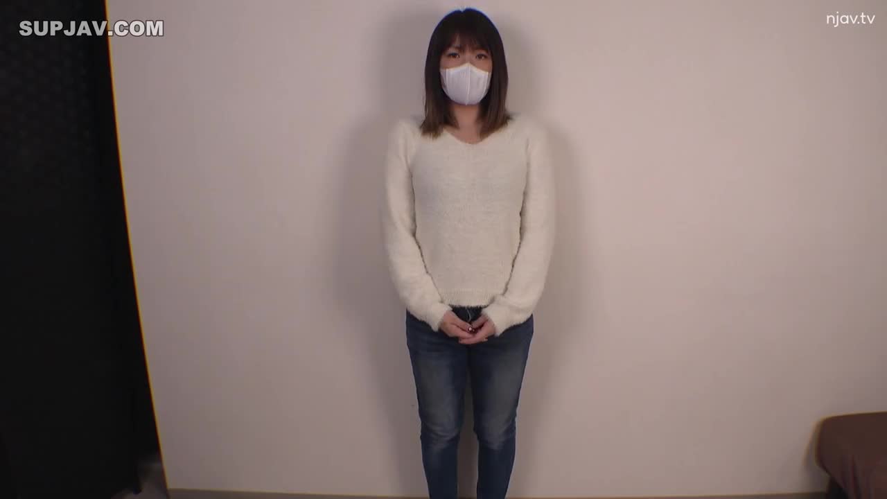 全素人】真是天真又人性化的老婆！ - - 她性感的身体和光滑的皮肤被一个中年男人爱抚，当他把粗大的鸡巴拧进她体内时，她的阴户滴着浑浊的汁液，她射了！匿名派对，随机分配炮友！