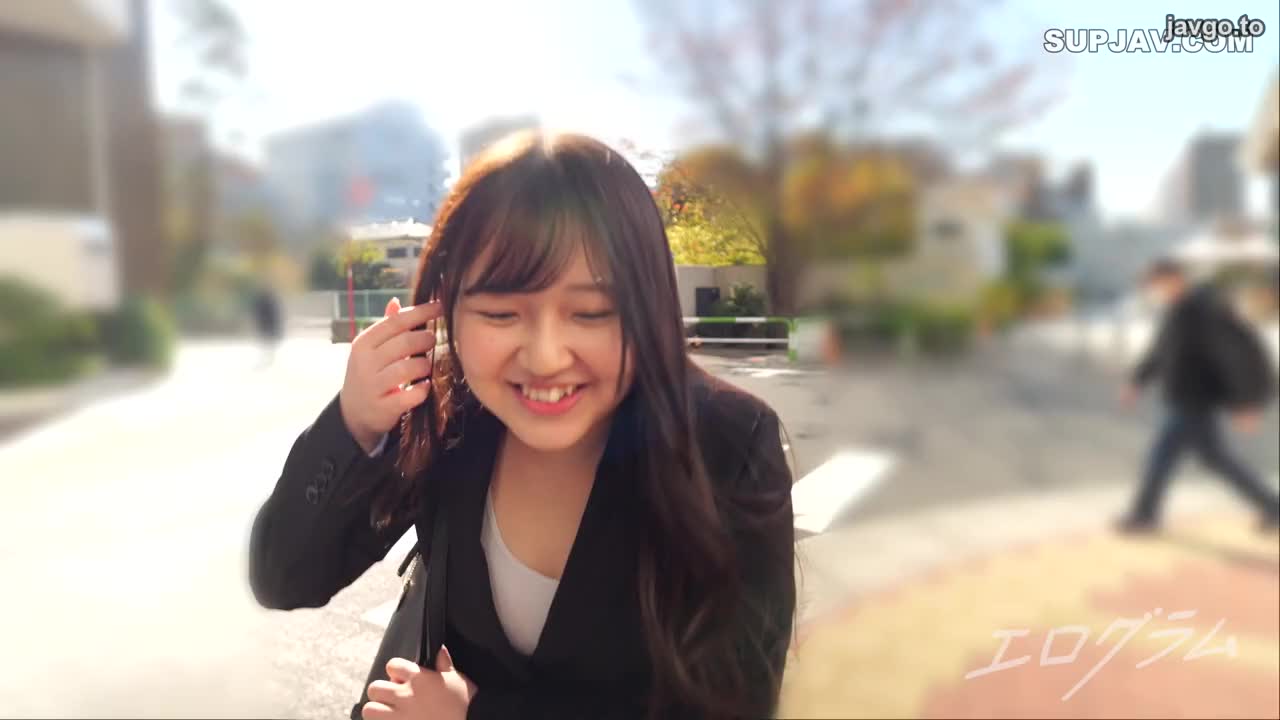 番号:FC2-PPV-4404909     发行日期: 2024-04-26标题：紧身套装丰满巨乳！ - - 一名 22 岁的应届毕业生，性欲怪物。 - - 我旷工，穿着西装外出时进行了满身大汗的中出性爱。