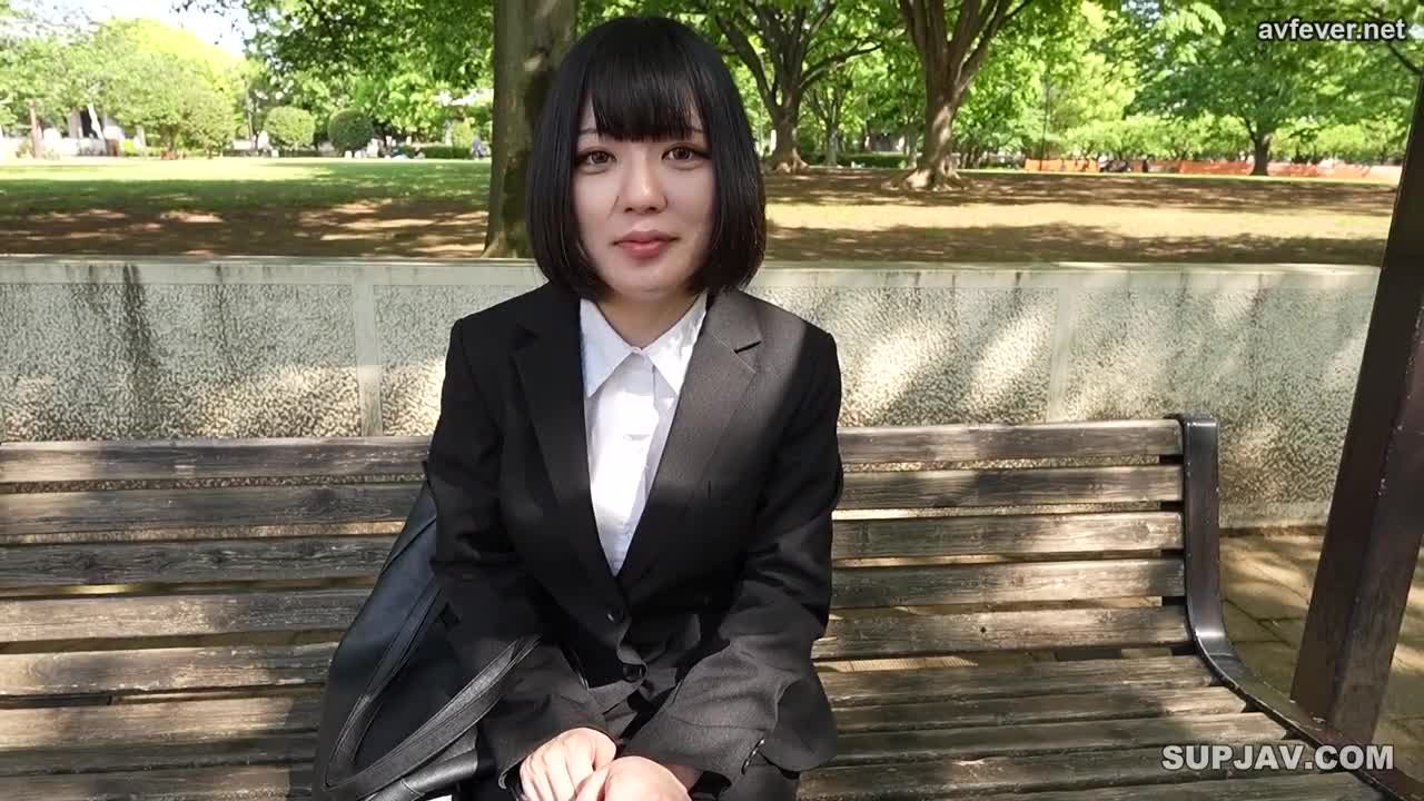 番号:FC2-PPV-4451757     发行日期: 2024-05-25标题： 认真的求职学生迷失在成人的世界中。 - - 在她困惑之后，她的裤袜被撕破了，一根巨大的鸡巴被插入了。 - - 一只迷失了方向的羊立即被雇佣来进行中出结束生命。