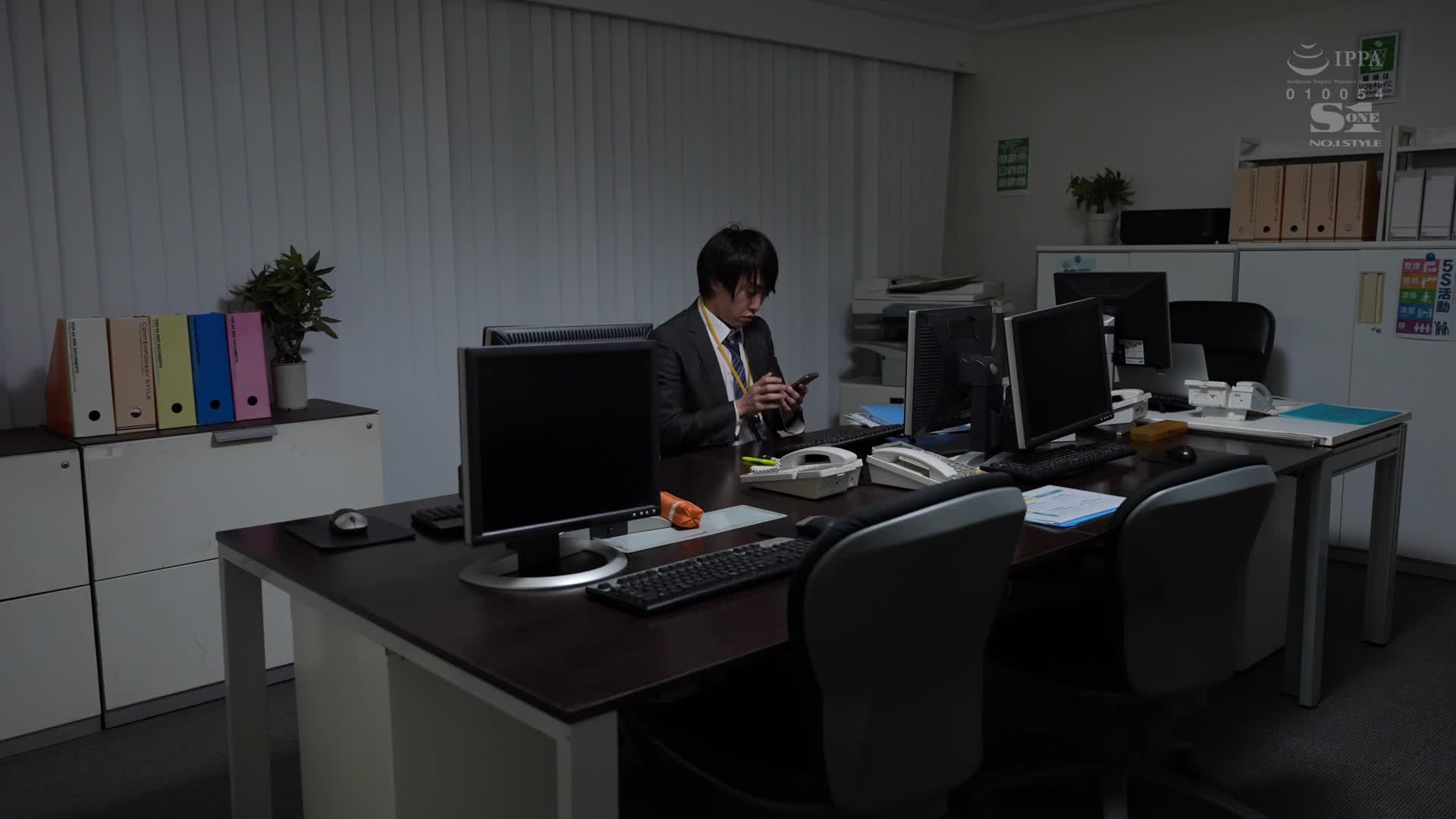 标题：可以来我家过夜吗？错过末班车来到美女社长家里无防备J罩杯居家服反差感让人兴奋强迫性爱交易持续抽插到早上番号: SONE-081 #无码破解 主演: #有栖花あか #凪光 #中文字幕标签: #乳交 #OL #恋乳癖 #接吻 #制服诱惑 #出轨 #颜射 #巨乳 #少妇简评：这对J罩杯奶子是真的顶