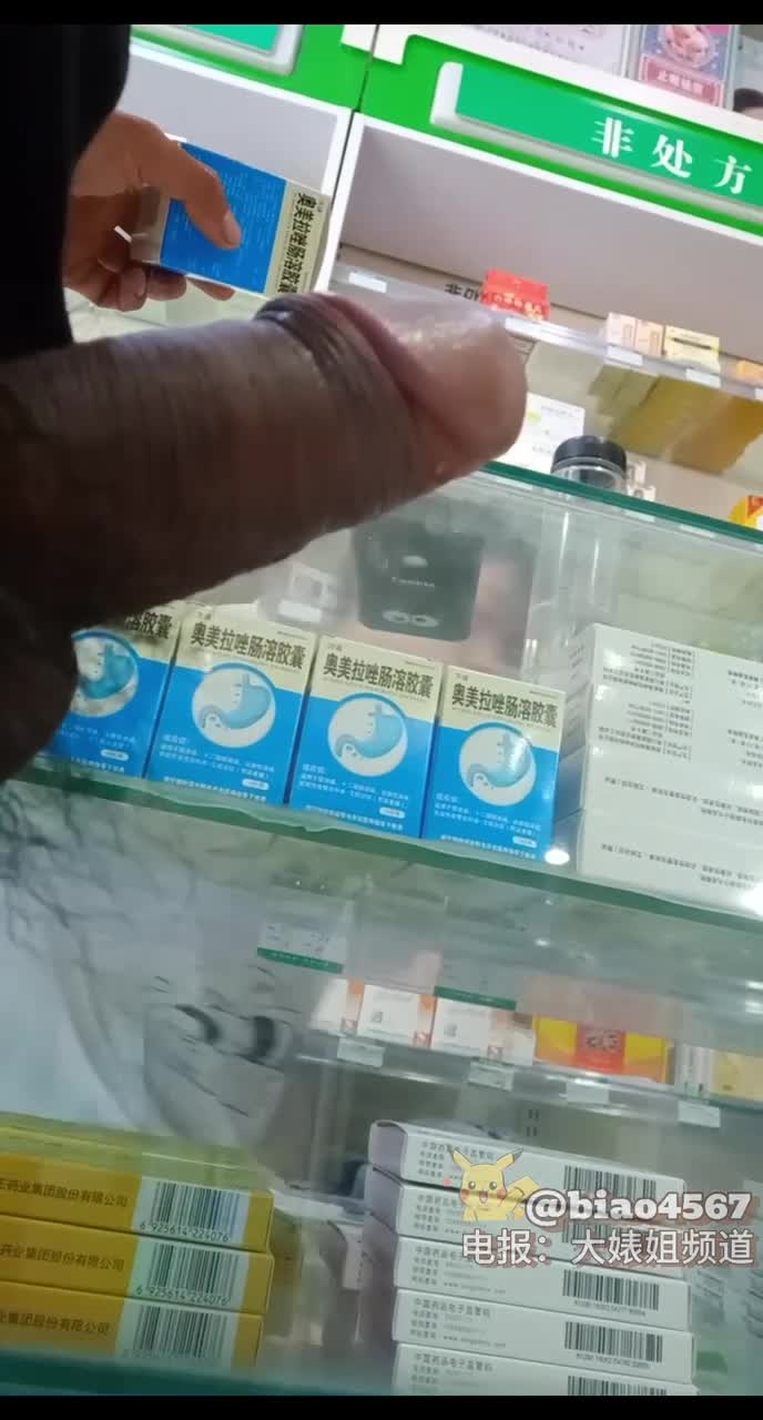 街射那是偷偷的，人家这个是街头打飞机，女生眼里的变态狂、强奸犯、这心理素质太强了，鸡鸡很短，人再多都敢掏出来，很多小妹妹年龄很小，都吓坏了 #猎奇 #吃瓜 #无码