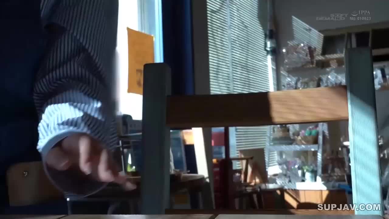 瞒着丈夫，偷偷溜出露天咖啡馆，在里面进行短暂的户外性爱汽车、停车场和后巷。忘记耻辱，享受贪婪的妻子想要的乐趣#无码 #美少女 #中出内射 #美乳 #熟女 #SDNM-381