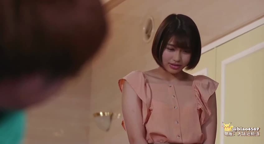 短发，身材完美，蜜桃臀比同是短发女优的深田咏美更翘更紧实，无码剧情片：没有中文字幕，不过剧情比较简单，我大概描述一下，妹子饰演瑜伽游泳教练，下课后跟学员操逼被另一个学员拍下视频，以此为要挟把妹子强奸了，然后强迫她上课穿透明泳衣，逼里塞跳蛋，最后沦为所有人的公共肉便器#无码 #剧情 #健身 #强奸