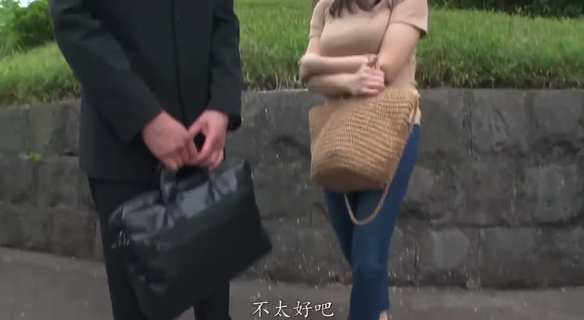 无码流出，中文字幕，结婚一年的新婚夫妻，27岁的新娘子是居酒屋服务员，为了满足有绿帽淫妻癖好老公的要求，答应出来联系节目组拍A片，一边拍还一边跟老公报备，被六个男人群P轮奸 ，无套内射，同时还颜射，射得满脸全是精液，#无码 #绿帽 #夫妻