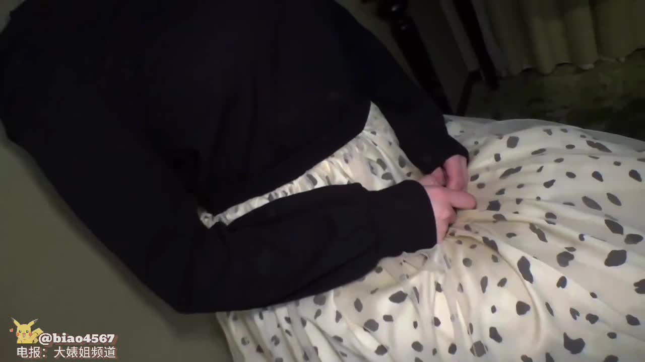 白富美不顾家人反对，毅然决然的嫁给了穷小子，如今生活所迫，被老公带来卖逼拍A片贴补家用，属于微胖型的身材，逼逼肥美水多 #无码 #绿帽 #Fc2 #出轨