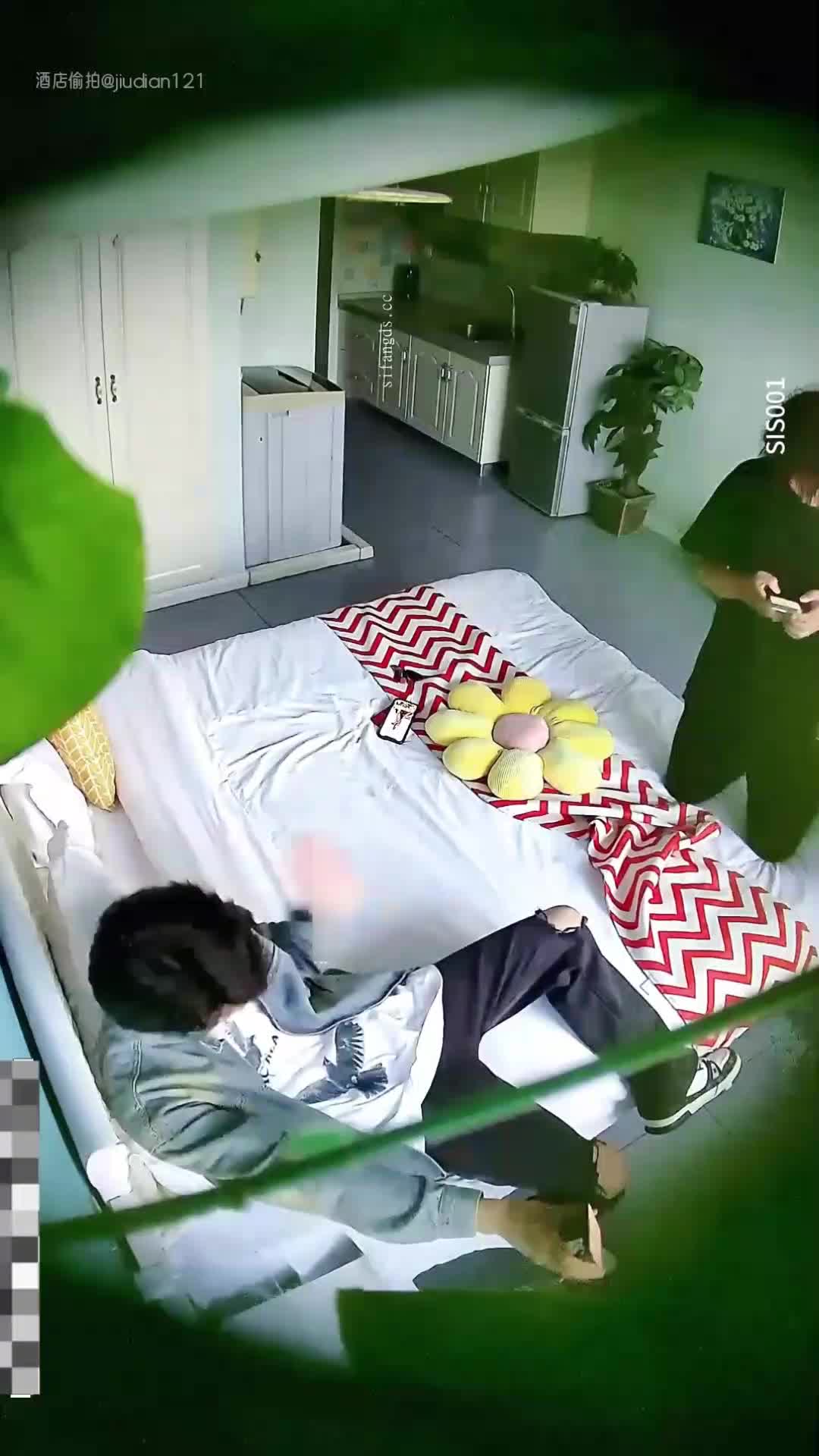 今日福利 国产偷拍 反差学生

酒店偷拍视频来源  群主自费购买

明星级别的女神和帅气多金男友啪啪！女神不仅颜值气质出众，身材也超棒

一群坏学生，四男一女出来开房嬉笑打闹，脏话连篇。男友穿巴黎世家，多金又帅气，
后来男友催促让这几个男同学快走，到时候回来找他吃饭，实际上是想腾出私人空间，好操仙女反差女友。  
几个同学朋友走后。两个人就开始进入前戏亲吻抚摸。 还装害羞，大骂男友看你妈逼啊，
刚插入的时候喊痛，然后就开始大声淫叫，真是又美有反差。

女孩讲述有屌丝追求她，微信拉黑  ，还要说上我家敲门，