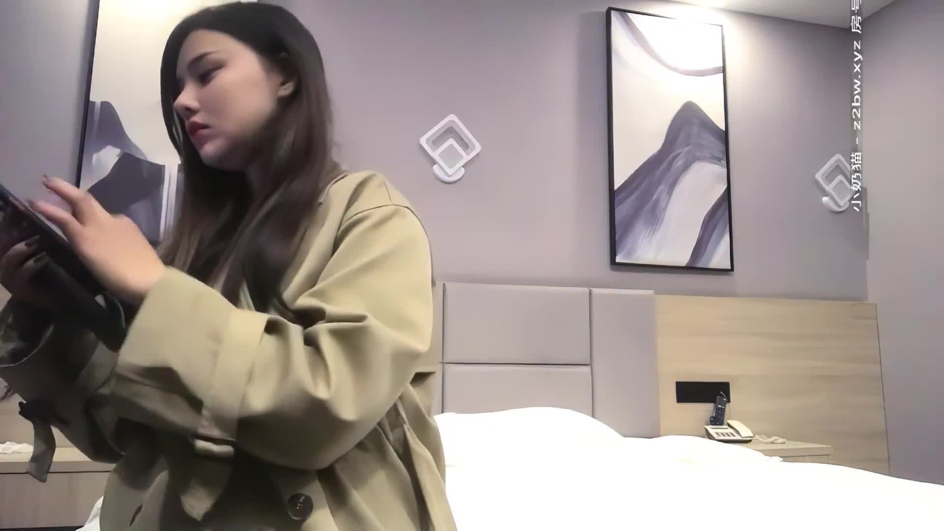 【#探花精选】长相甜美斑点裙外围妹，帮忙脱裤子舔屌口交，扶着枕头后入猛操，骑上来骑乘抽插呻吟