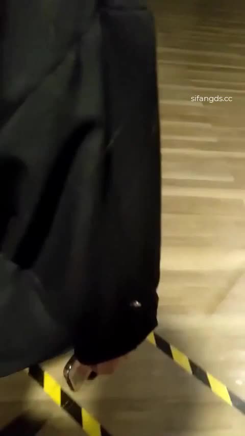 大叔周末约炮极品黑丝美少妇 不走寻常路专门找刺激在商场女厕隔间里各种高难度姿势啪啪