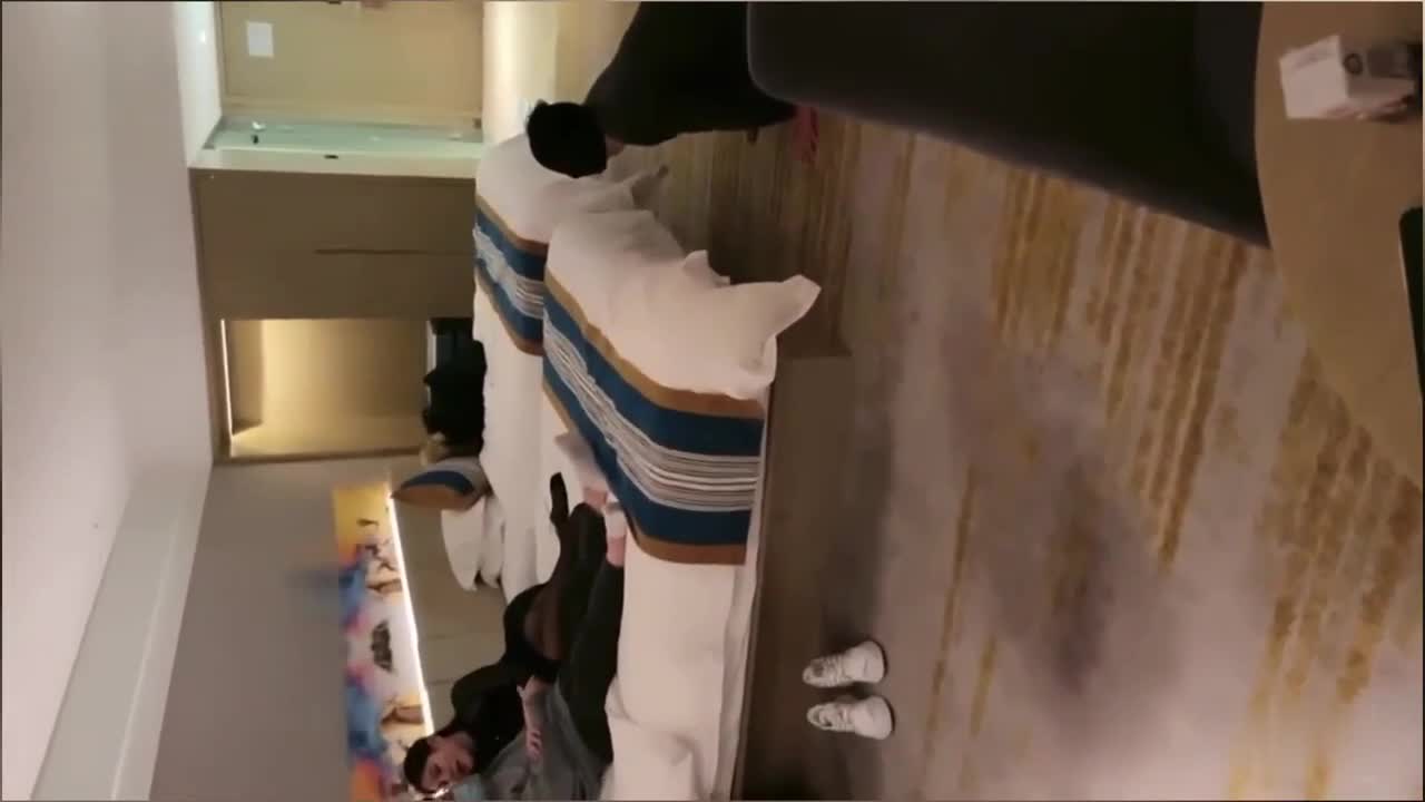 【绿帽剧情】女主带情人调教绿帽老公，把老公不当人虐待，踩踏下体，逼着老公吃呕吐物