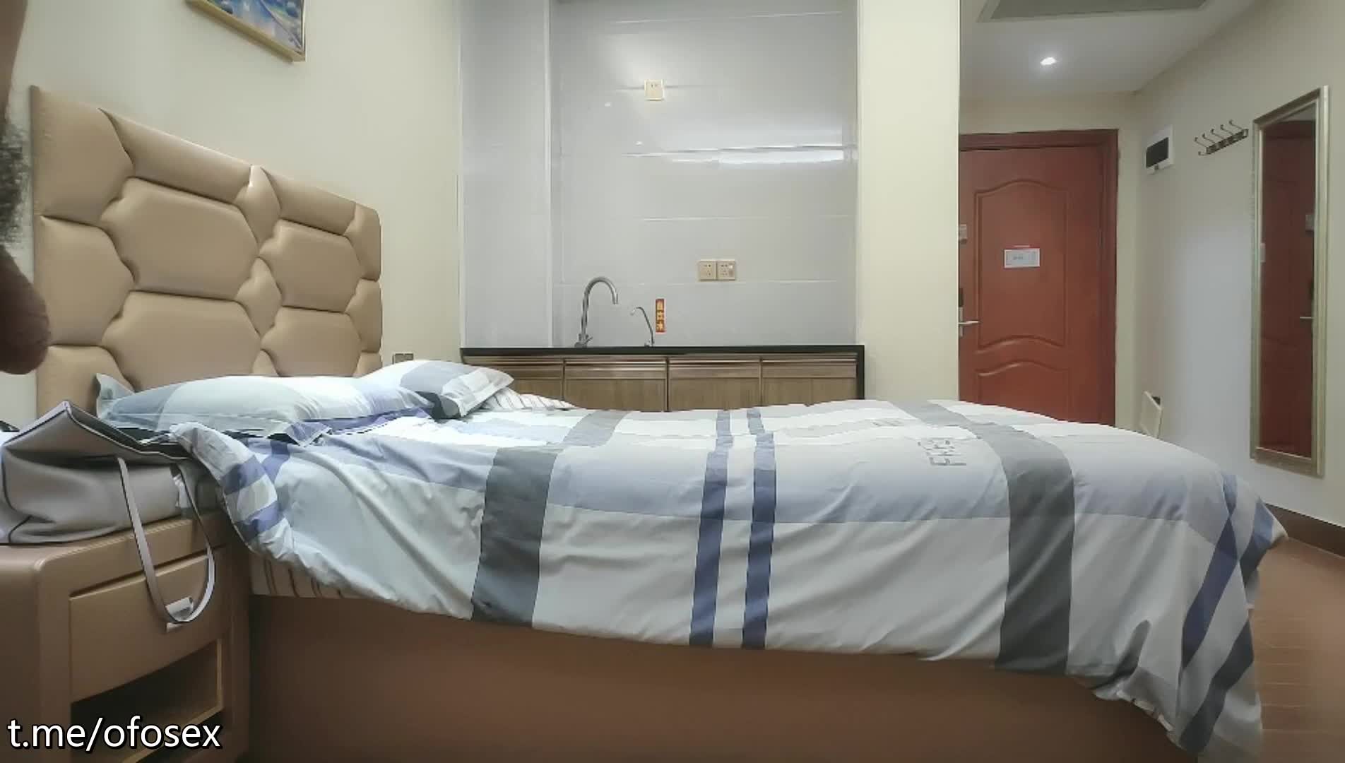 白皙大奶外围少妇，跪在地上深喉口交，揉捏奶子掰穴揉搓，抬起双腿抽插晃动奶子

#外围少妇 #口交 #巨乳 #掰穴 #偷拍