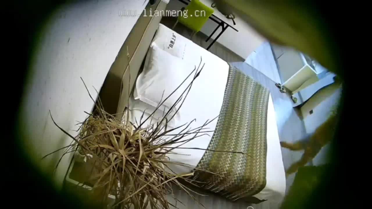 国产偷拍__酒店系列
人妻偷情篇，饥饿了好久的少妇出来与情郎偷情，在家里老公一直满足不了自己的性欲，出来偷情疯狂做爱，十分主动挑逗情郎，奶罩半挂着也是诱惑力十足，情郎的大鸡巴一直硬绑绑的翘着，给少妇一阵挑逗立马火力全开，各种姿势插穴，双手不停的揉捏着二个奶子，少妇也是配合着尽情享受