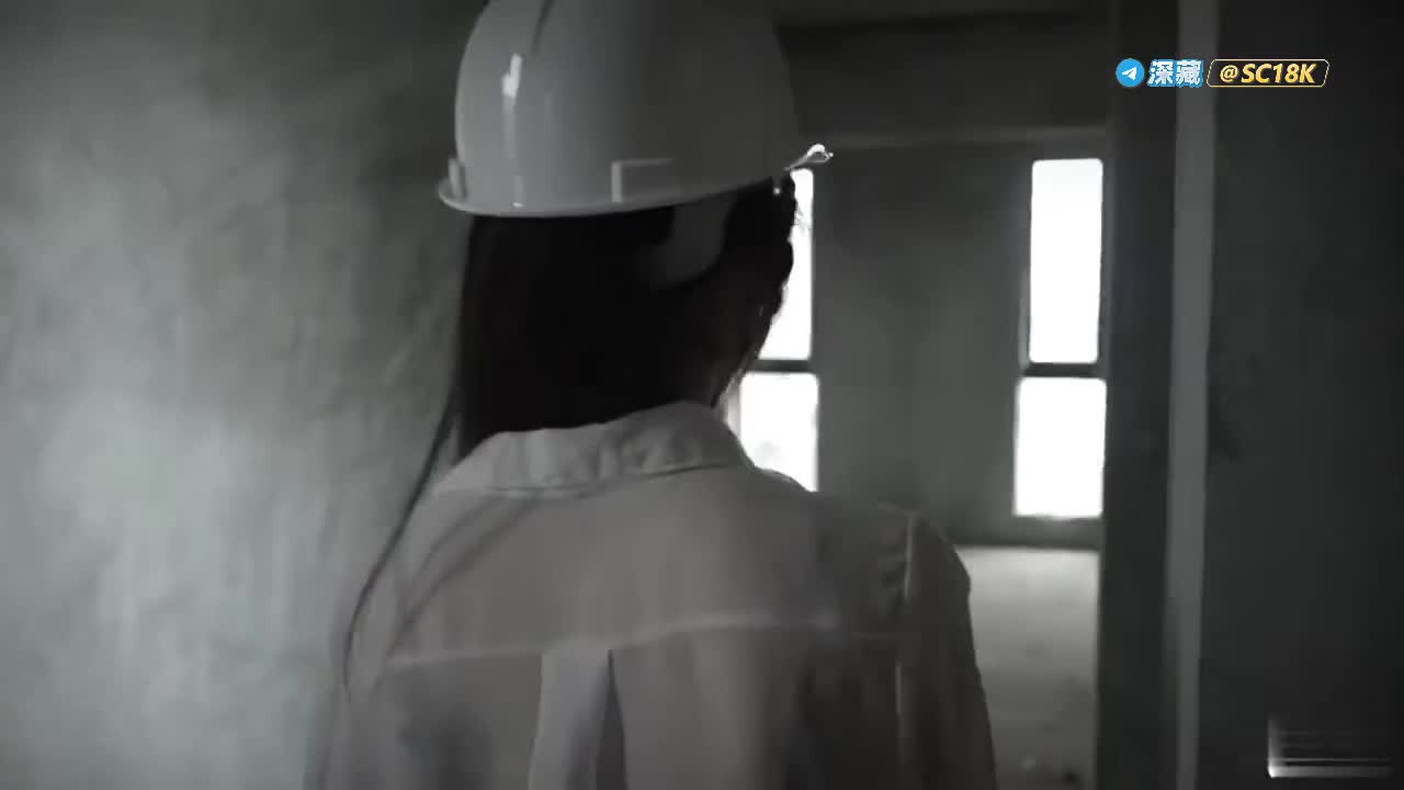#强奸 #迷奸 #轮奸 工人迷晕黑丝领导用电动玩具弄喷水爆操，男演员为什么要套假JB令人不解
