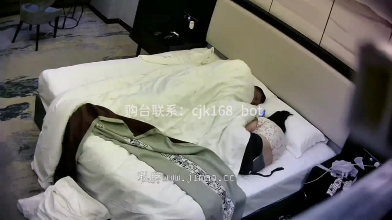 最新国产酒店偷拍，火爆男与少妇去怯火，他妈的刚拨完火罐都还是很猛火，进房洗了个澡，都不给情人睡觉了，直接上去就脱掉裤子猛操，情人从刚开始的抗拒到后面慢慢享受，这火爆男插逼的速度太快了，连续猛插20分钟不带停的！