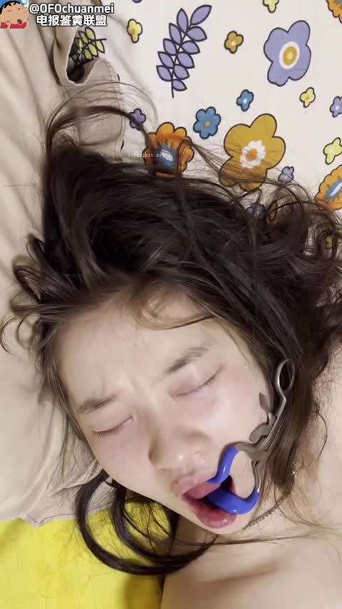 变态猥琐哥迷奸自己女友，下药迷晕后给女友换上情趣内衣丝袜道具玩弄，强行把鸡巴塞进嘴里，仔细欣赏细嫩美足，掰开蜜桃臀玩弄骚穴和屁眼