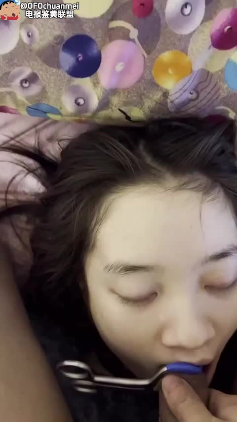 变态猥琐哥迷奸自己女友，下药迷晕后给女友换上情趣内衣丝袜道具玩弄，强行把鸡巴塞进嘴里，仔细欣赏细嫩美足，掰开蜜桃臀玩弄骚穴和屁眼