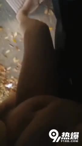 熟女阿姨 撅着操几下 哎呀老公哎呀老公 跟老情人来到郊外车震 太紧张没几下就射了 大白天超刺激 #国产自拍 #国产 #国产自拍 #国产视频 #自拍视频 #车震️@TBBAD