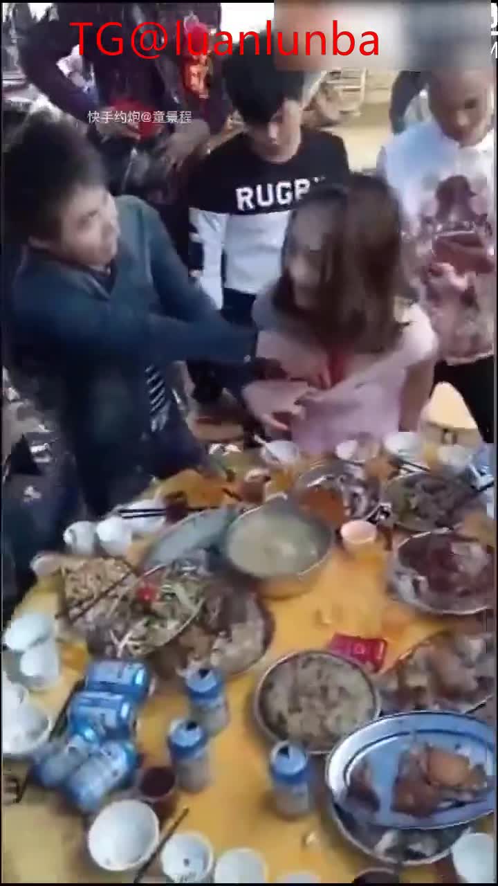 【婚礼恶俗】网络疯传巨乳极品新娘淫乱婚闹露点走光